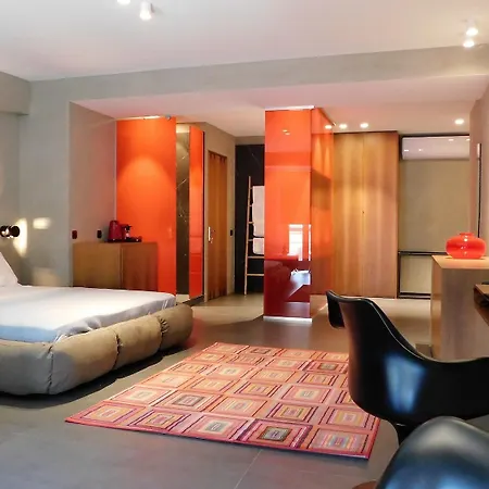 101 Adrianou Aparthotel