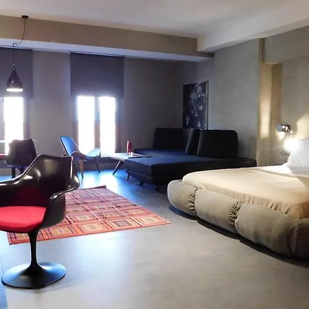 101 Adrianou Aparthotel 4*
