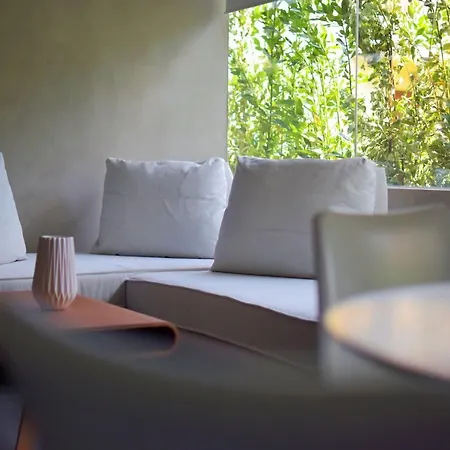 101 Adrianou Aparthotel 4*